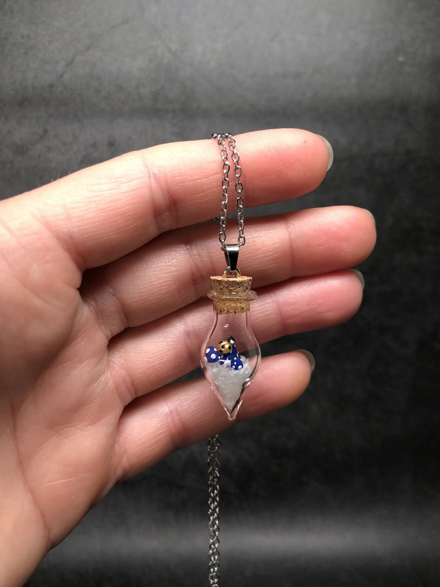 Pendentif givré amanite bleu et coccinelle dorée