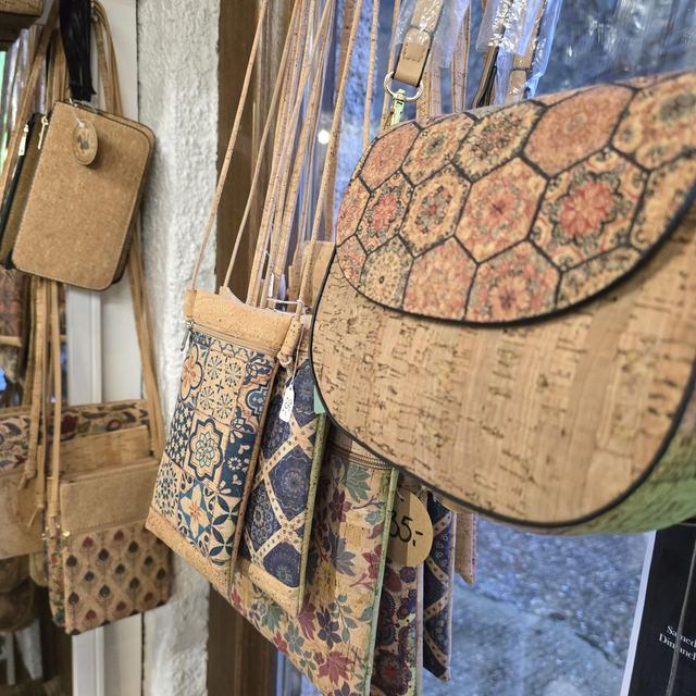 Sac à bandoulière "Arabesque" arrondi avec rabat en liège naturel/coloré et imprimé 