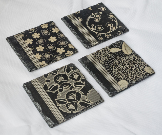 Lot de 4 Dessous de Verre en Ardoise Naturelle Gravés au Laser – Fleurs Japonaises
