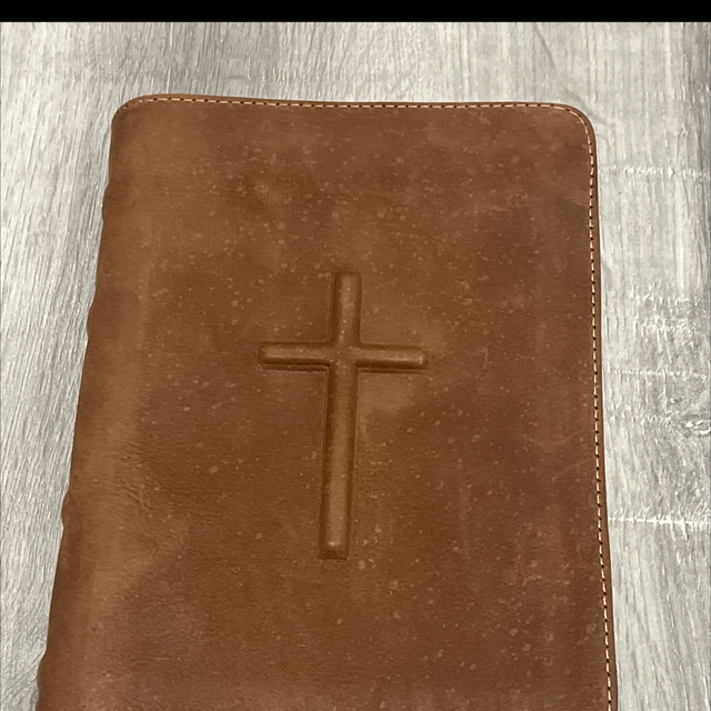 Biblia handmade medie, maro, simbol cruce in relief