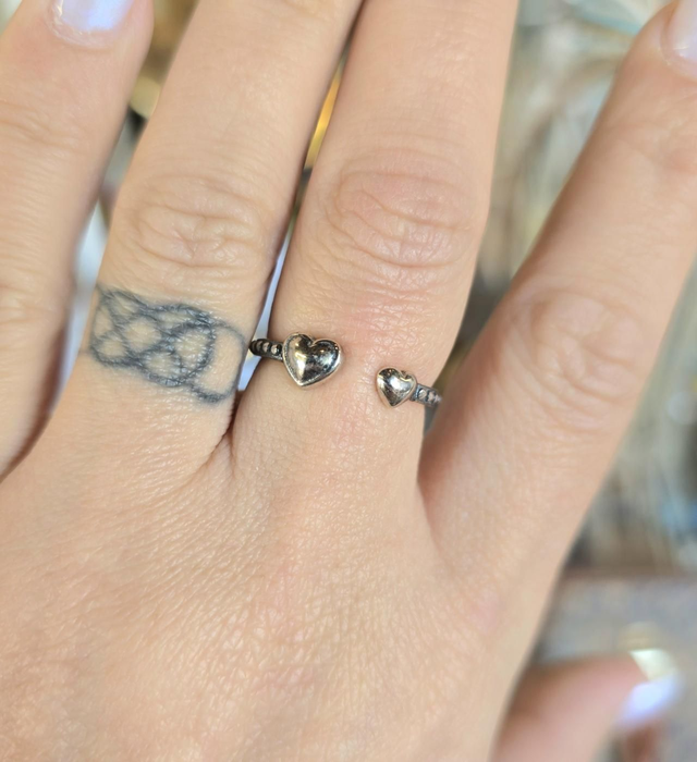 Bague "Billie" en acier inoxydable noirci ouverte (2 tailles)