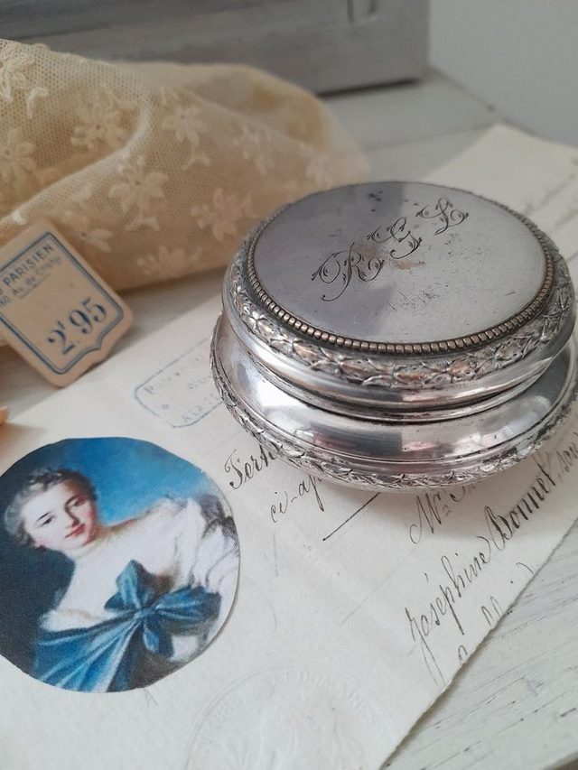 Boîte ronde monogrammée décor ciselé