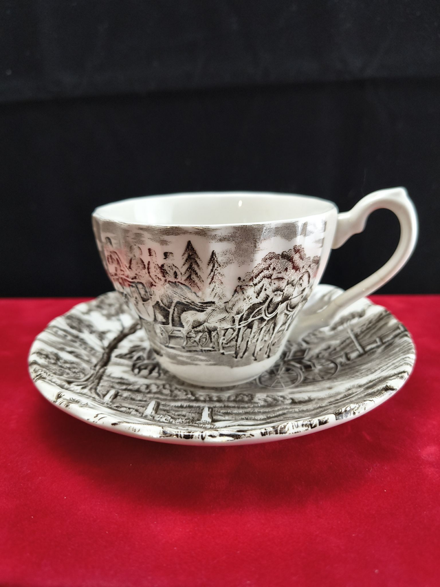 Myott | Kop (diameter 9,0 | hoogte 6,5 cm) en schotel (diameter 14,5 | hoogte 2,0 cm) Geschulpt met ‘Royal Mail’ motief in Grijs | Vintage