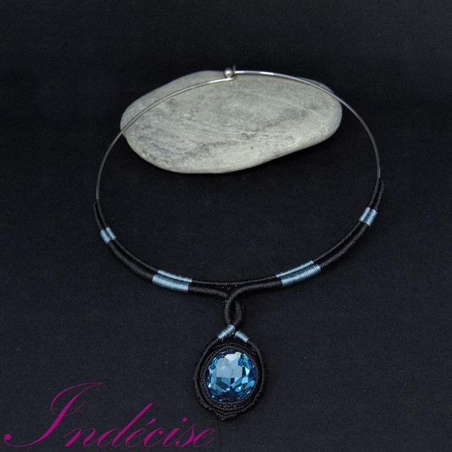 Collier noir et gris avec cristal bleu serti macramé, tour de cou acier inoxydable