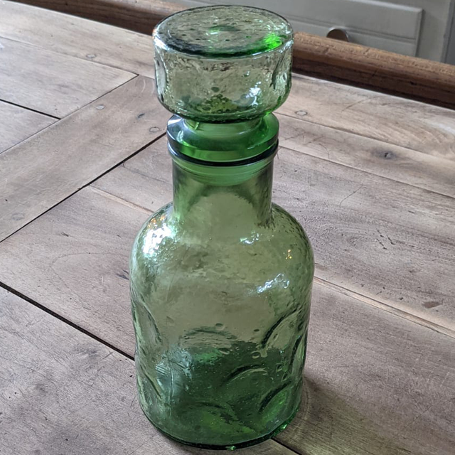 Carafe en verre moulé vert