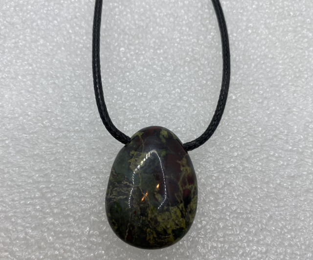 Pendentif Galet en Jaspe Sang de Dragon – Cordon PU