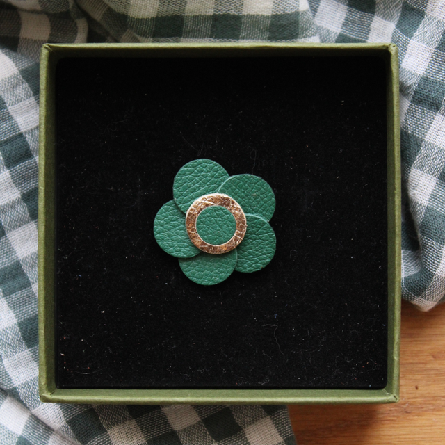 Broche inspiration coquelicot, cuir vert sauge et doré 