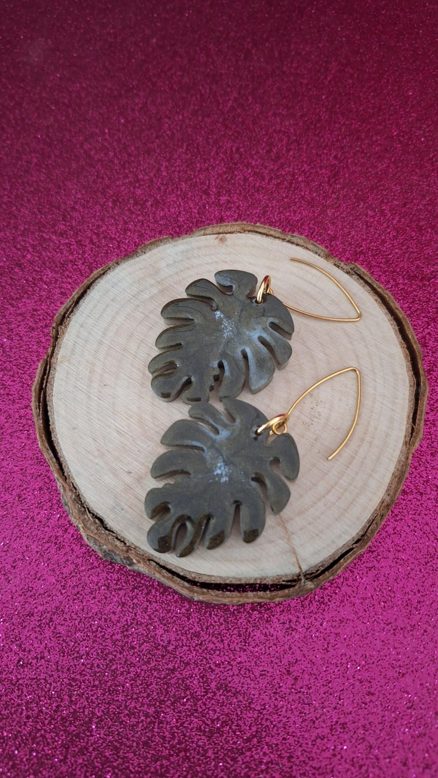 Boucles d&#039;oreilles dorées feuilles kaki et blanche