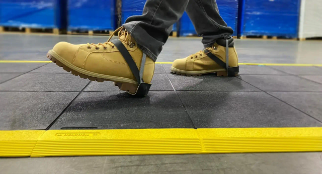 ESD PlusMats Safe Matte schwarz 0,914 x 0,914 Meter mit Erdungsclip, Klickverbindung. Gummi fettbeständig. Standard = ohne Kantenleisten rundum