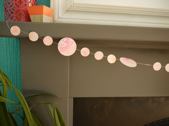 LORELAI Marbled paper circles garland