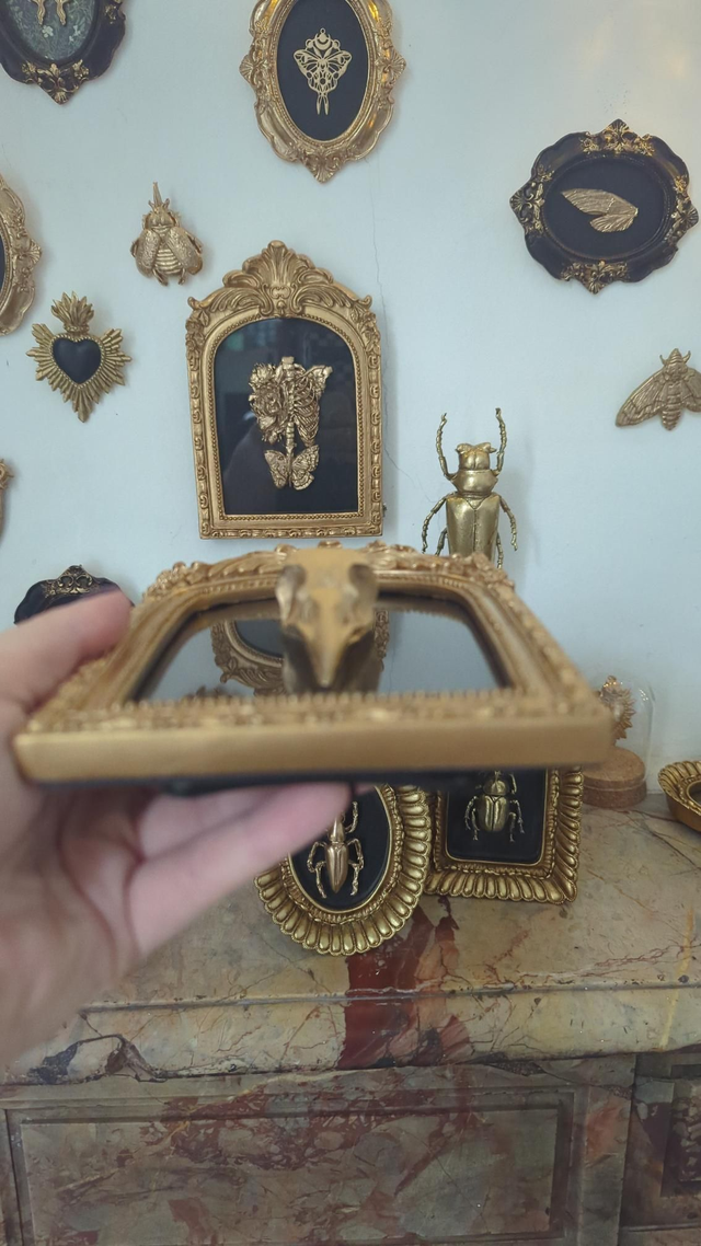 Cadre en arche dorée - crâne corbeau