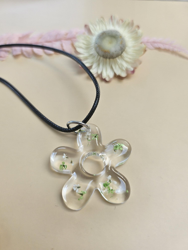 Pendentif en résine - Fleurs vertes et branches 