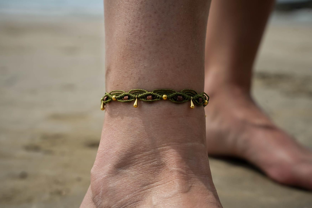 Bracelet de cheville en micro-macramé kaki et perles en bois