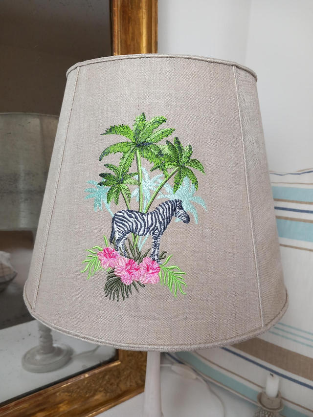 Abat-jour pour lampe de table en lin artisanal brodé - broderie "Savane Africaine"