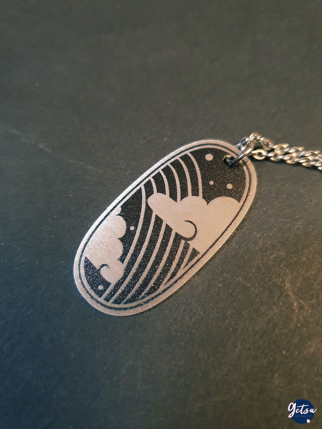 Collier arc-en-ciel et nuages