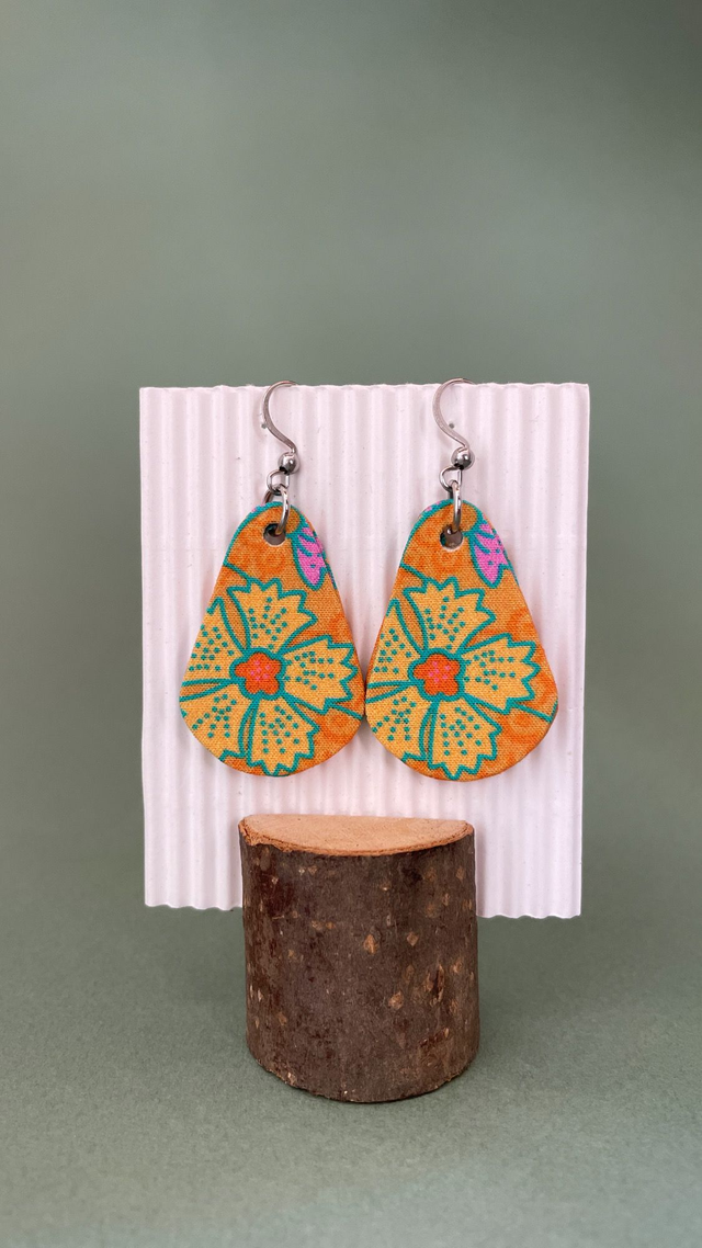 Boucles d'oreilles carton et tissu forme petites gouttes, collection " indie mandarine " - fond orangé et motifs fleuris tons jaune, rose et turquoise