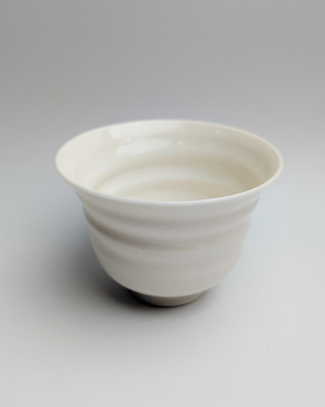 Czarka z białej porcelany