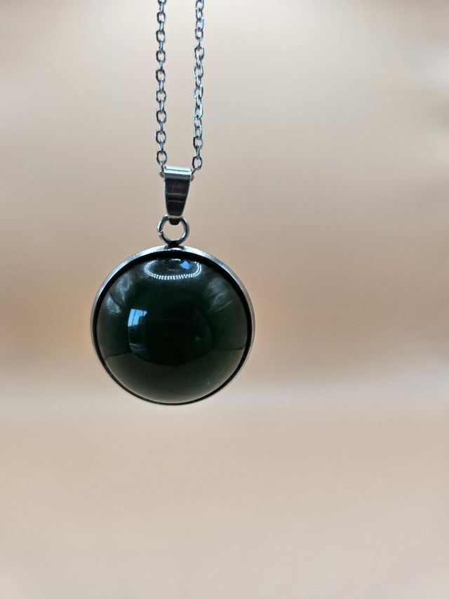 Pendentif en résine - Demi sphère noire