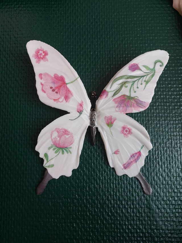 Papillon mural rose