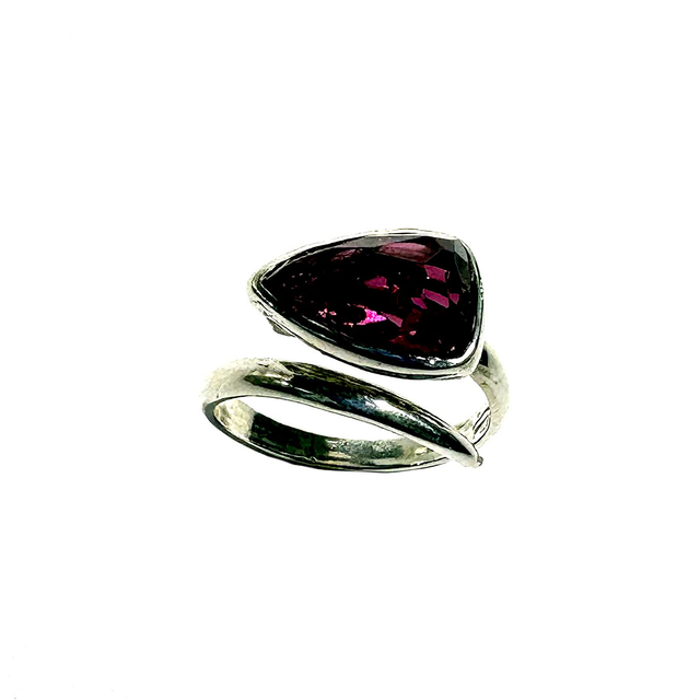 Anello Serpentello con pietra di granato tagliato artigianalmente in Pakistan