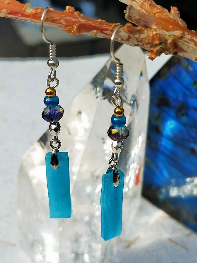 Boucles d&#039;oreilles en verre bleu. 