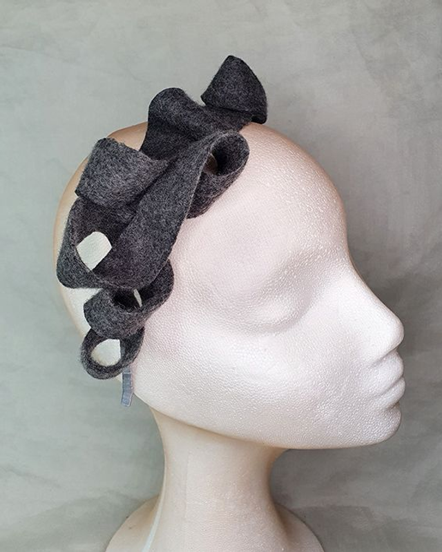 Ino tocado fascinator fieltro de lana gris