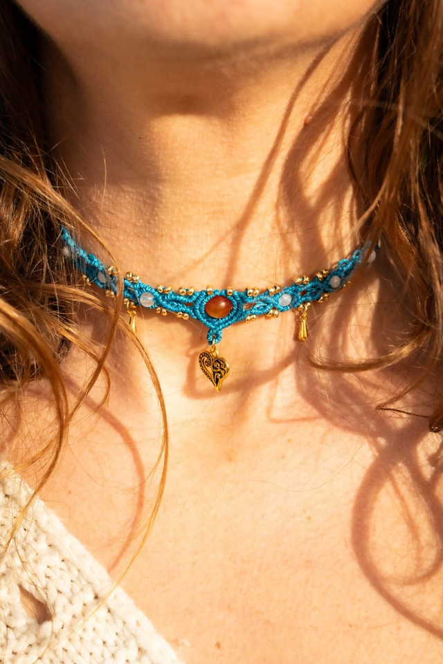 Ras de cou en micro-macramé bleu et perle Cornaline