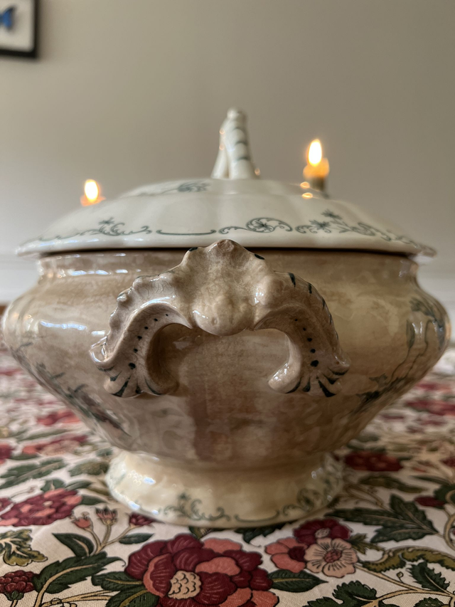 PAVOTS - La grande soupière modèle Pavots signée Choisy le Roi - Terre de Fer