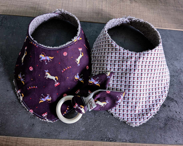 Ensemble 2 bavoirs bandana + anneau de dentition