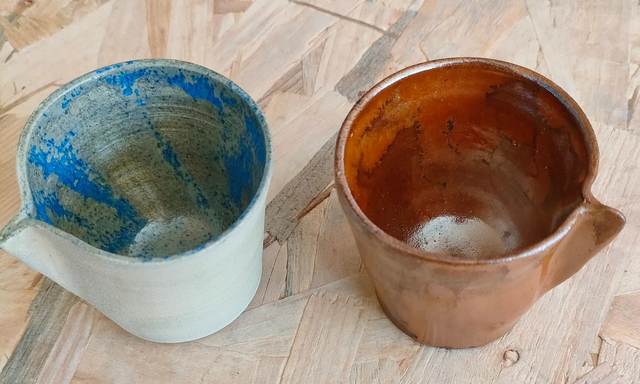 Lot de 2 petits pichets en céramique – grès émaillé bleu et brun – fait main – poterie artisanale – hauteur 7 cm