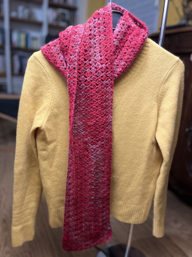 Echarpe au crochet rose framboise