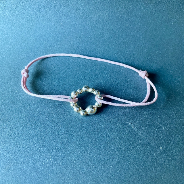 Bracelet cordon rose cercle gouttes 