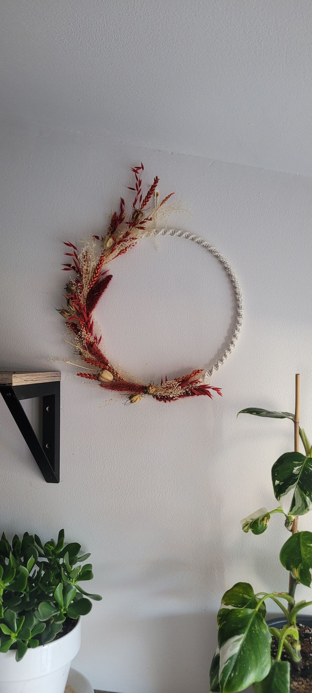 Cercle macramé Fleurs séchées modèle &quot;Rouge&quot; (diamètre : 30 cm)
