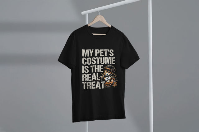 My Pet’s Costume Is the Real Treat, Halloween Pets Fun
Das Kostüm meines Haustiers ist ein wahrer Leckerbissen, Halloween-Haustierspaß