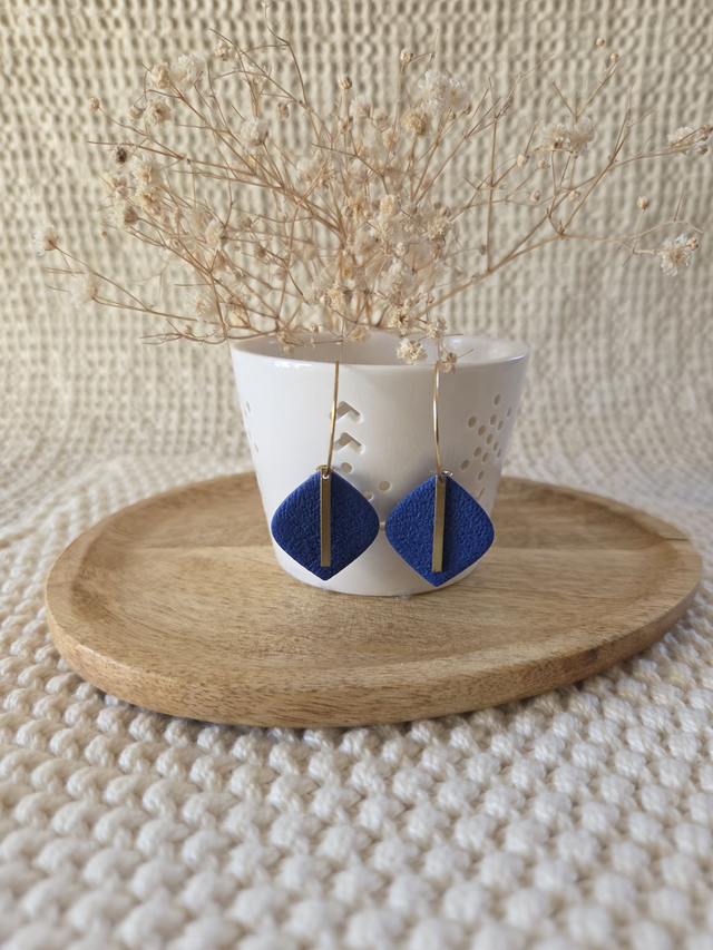 Boucles d&#039;oreilles Mae texturées coloris bleu