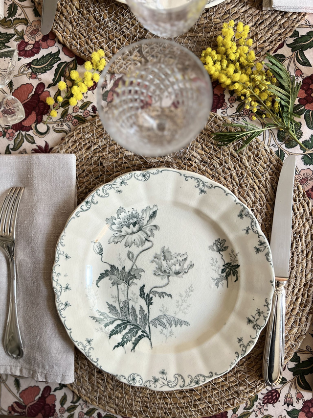 **RESERVEE** PAVOTS GRIS-VERT - Suite de 6 assiettes plates modèle Pavots par la manufacture française Choisy le Roi (H. Boulenger) - Terre de Fer