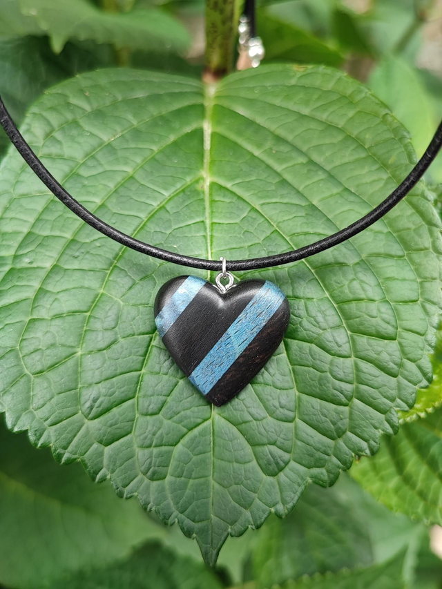 Pendentif Coeur en Bois d'Ébène du Gabon, Bouleau de Carélie et Hêtre Échauffé stabilisé bleu monté sur Cordon de Cuir