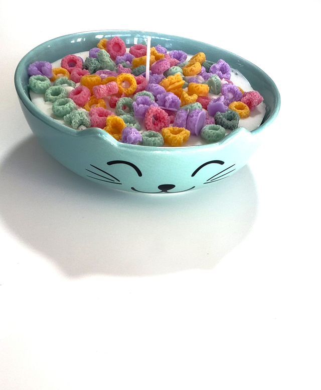 Eine Schüssel Cornflakes, handgemacht aus Kerzenwachs, täuschend echt als Deko