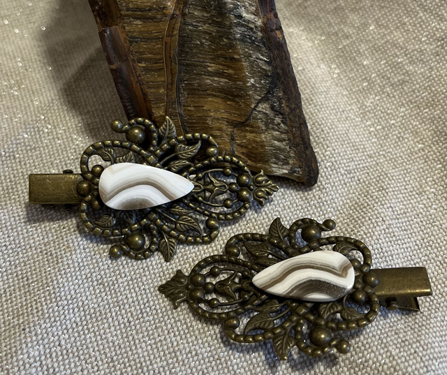 Pinces a Cheveux Bronze en Calcite