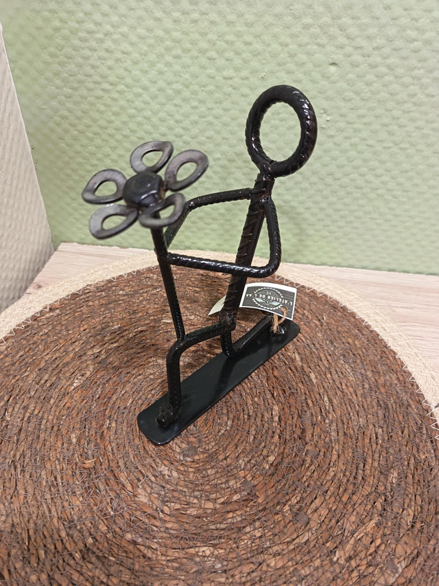 Personnage avec fleur