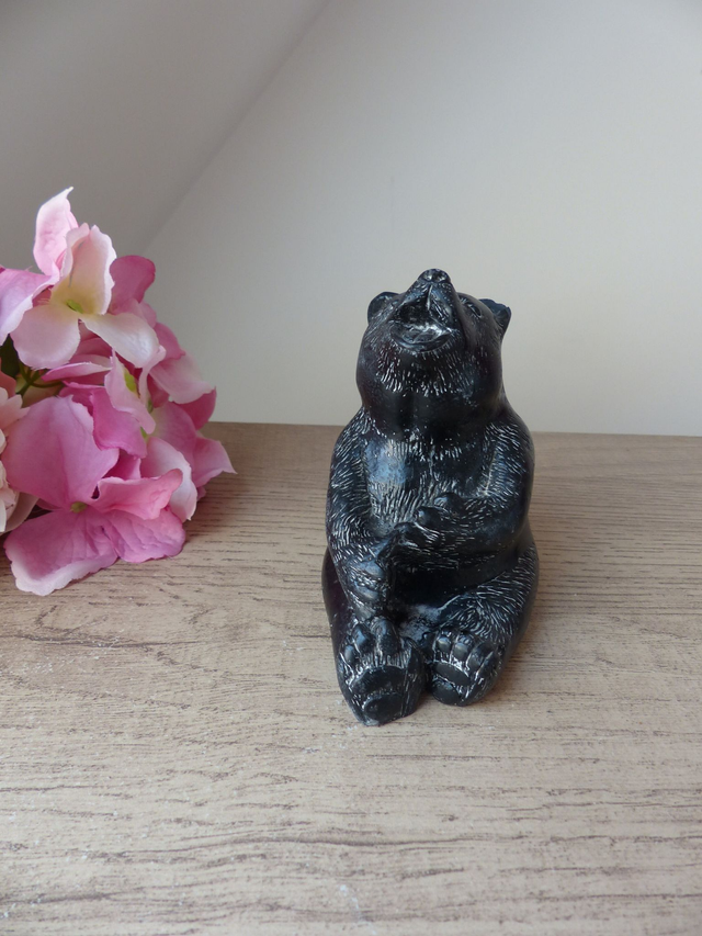 Figurine Vintage Ours Noir Assis en Résine – Sculpture Artisanale Art Inuit Canadien - Statuette Animalière pour Collection ou Décoration