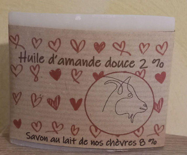 Savon au lait de nos chèvres 8% et à l'huile d'amande douce 2%