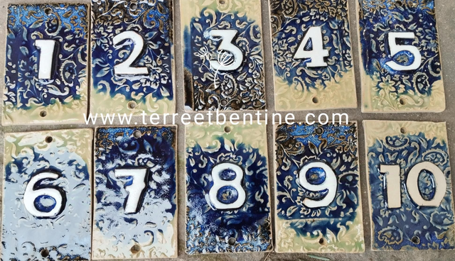 1 CHIFFRE - "bas relief" bleu lagon + motifs et typo blanche 