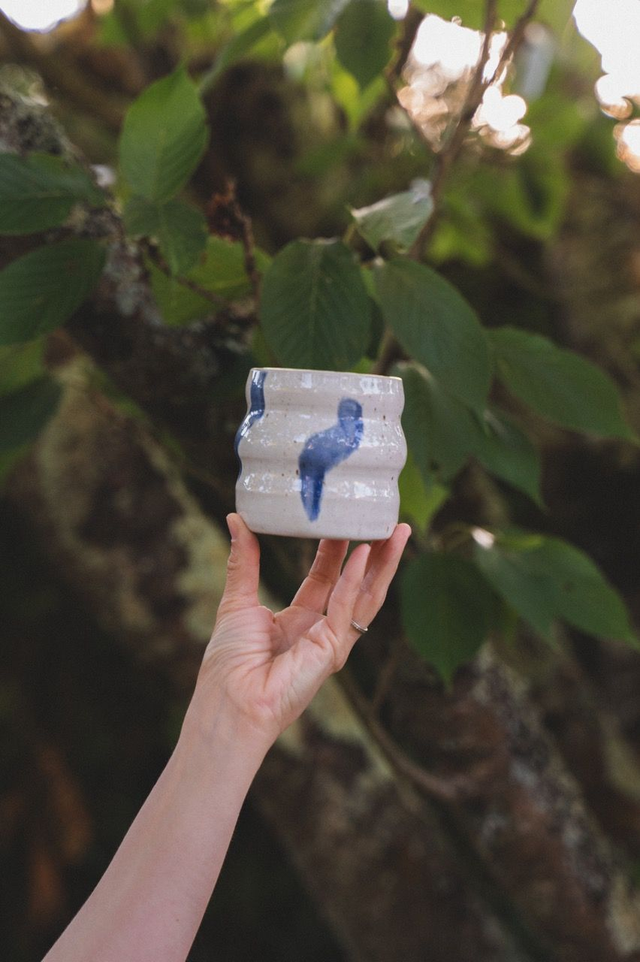 Tasse ondulée blanche tachetée avec vaguelettes bleu foncé 💙