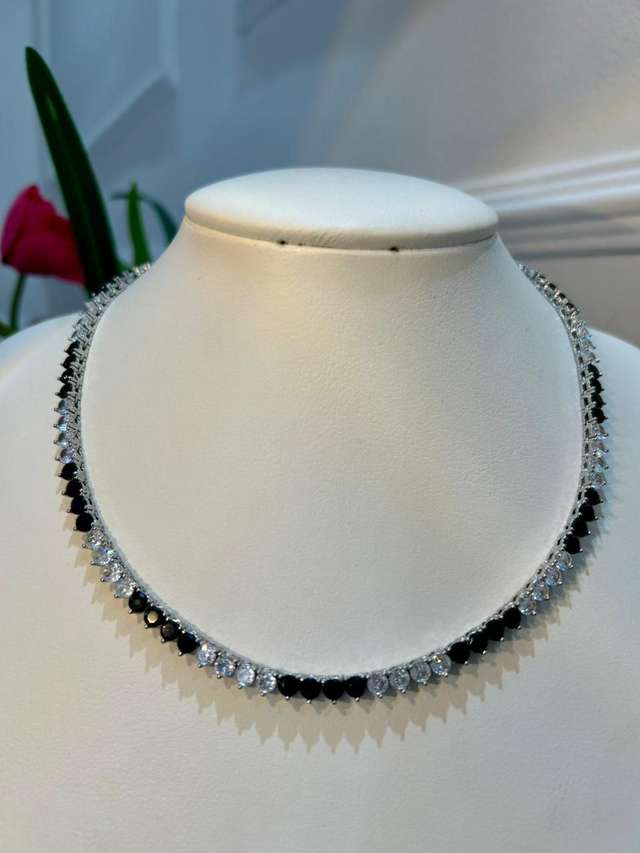 RIVIERA 3 PONTAS 4MM BANHADA EM RÓDIO BRANCO BICOLOR PRETO ONIX E CRISTAL