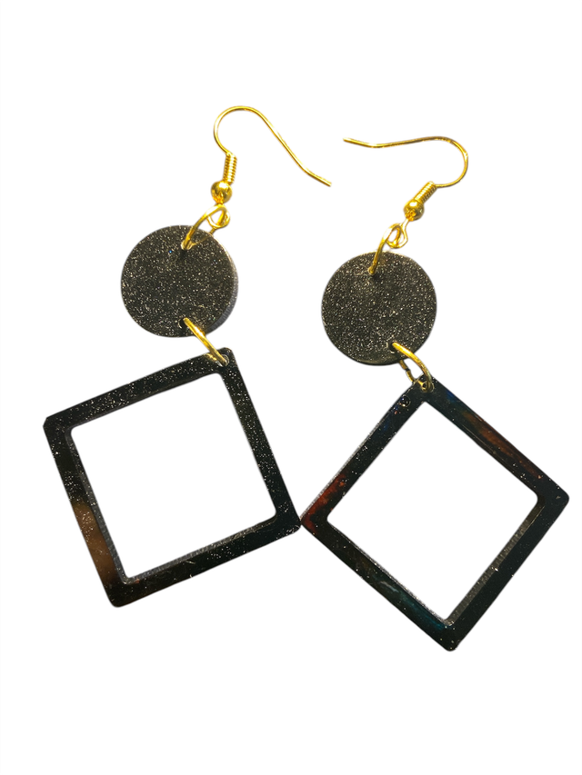 Boucles d’oreilles géométriques noires pailletées – Cercle et carré ajouré