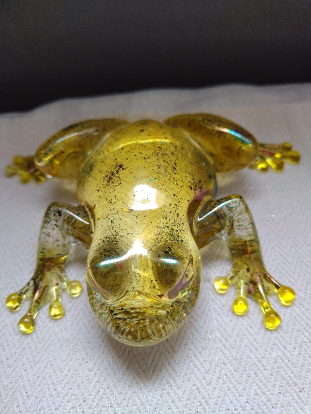 Grenouille jaune avec inclusion de paillettes 10x12 cm