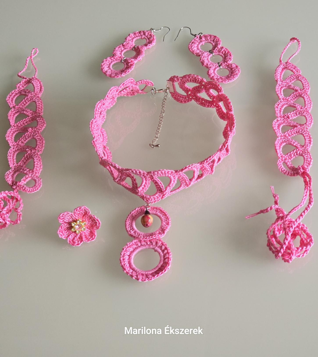 Menyasszonyi vagy koszorúslány  szett.