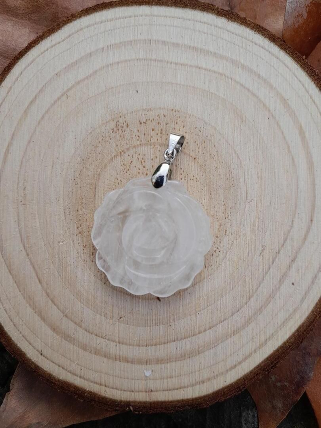 Pendentif Cristal de roche avec une chaine en acier inoixydable