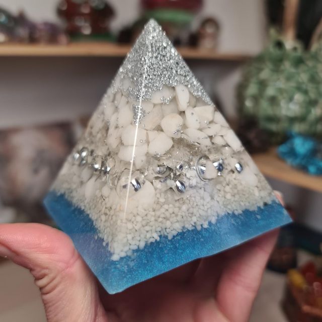 Pyramide Quartz neige 7cm